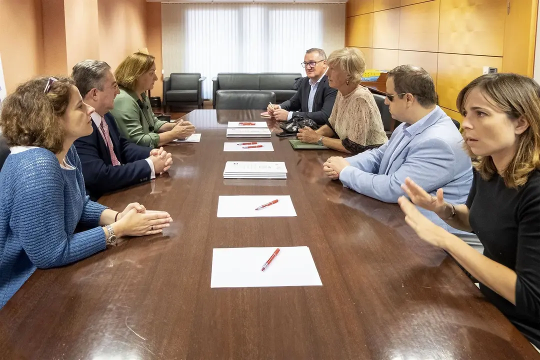 La consejera de Educaci&oacute;n, Formaci&oacute;n Profesional y Turismo, Marina Lomb&oacute;, se re&uacute;ne con la presidenta de CERMI Cantabria, Mar Arruti.