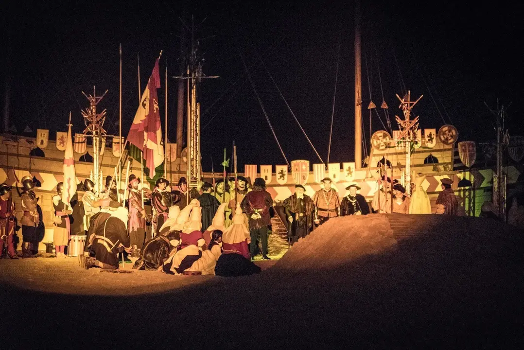 Recreaci&oacute;n del desembarco de Carlos V en la playa Salv&eacute; de Laredo