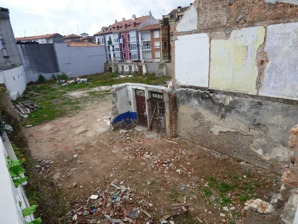 Solar de Santo&ntilde;a donde los vecinos denuncian la presencia de ratas