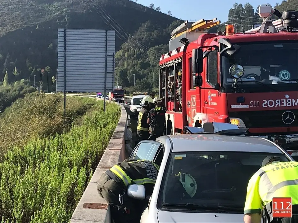 Colisi&oacute;n cami&oacute;n con turismo en viaducto de Cieza