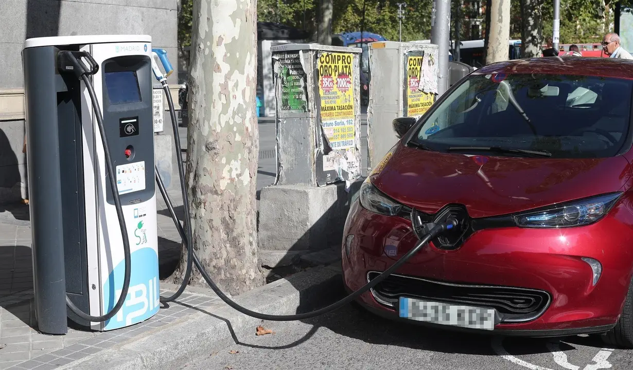 Un coche se carga en un punto de recarga para coches el&eacute;ctricos en Madrid.
