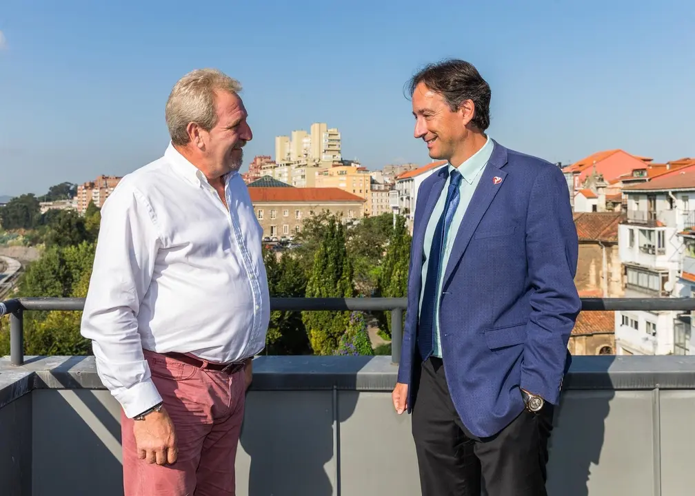 El consejero de Obras P&uacute;blicas, Ordenaci&oacute;n del Territorio y Urbanismo, Jos&eacute; Luis Gochicoa, se re&uacute;ne con el alcalde de Anievas, Agust&iacute;n Pern&iacute;a