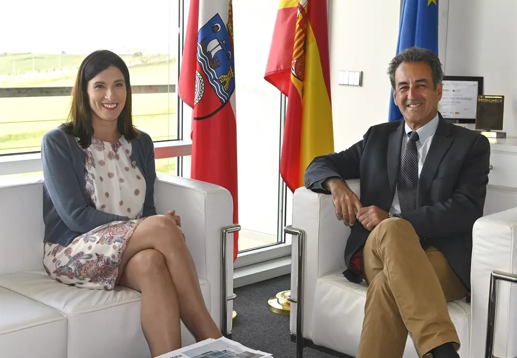 Reuni&oacute;n de la alcaldesa de Santander, Gema Igual, con el consejero de Innovaci&oacute;n, Industria, Transporte y Comercio, Francisco Mart&iacute;n