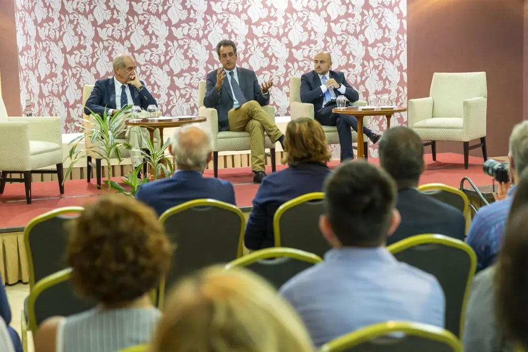 El consejero de Innovaci&oacute;n, Industria, Transporte y Comercio, Francisco Mart&iacute;n, asiste a la jornada sobre gesti&oacute;n de personas en la transformaci&oacute;n digital del Colegio de Economistas