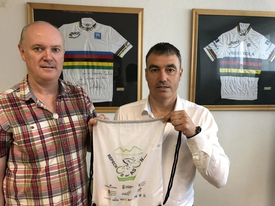 El alcalde de Ruesga, Jes&uacute;s Ram&oacute;n Ochoa,  y el presidente de la Federaci&oacute;n C&aacute;ntabra de Ciclismo, Juan Jos&eacute; Trueba