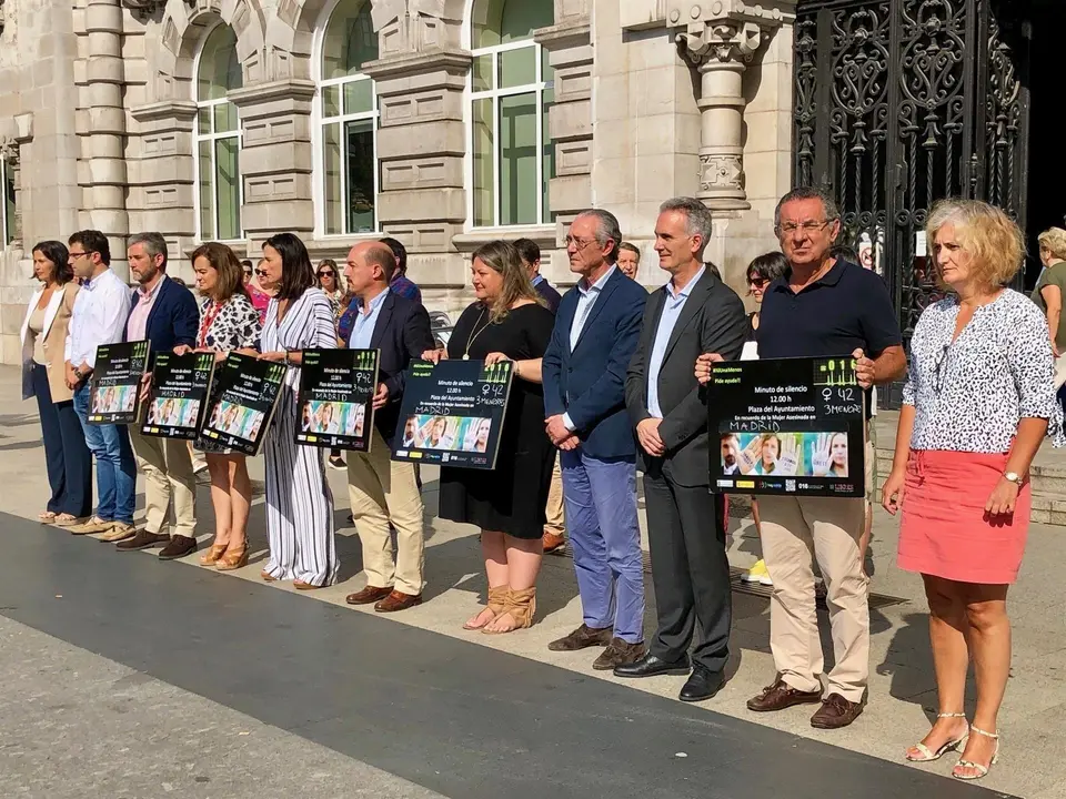 Minuto de silencio en la plaza de Ayuntamiento de Santander por la mujer asesinada en Madrid