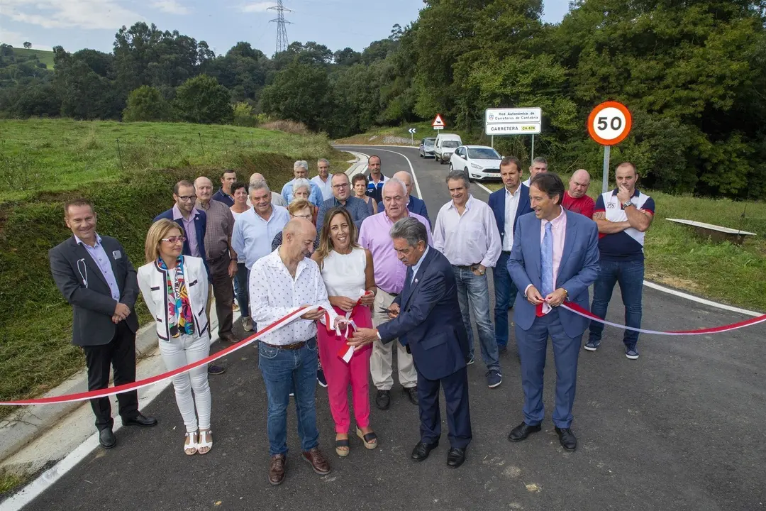El presidente de Cantabria, Miguel &Aacute;ngel Revilla, junto con el consejero de Obras P&uacute;blicas, Ordenaci&oacute;n del Territorio y Urbanismo, Jos&eacute; Luis Gochicoa, inaugura las obras de mejora de la CA-674