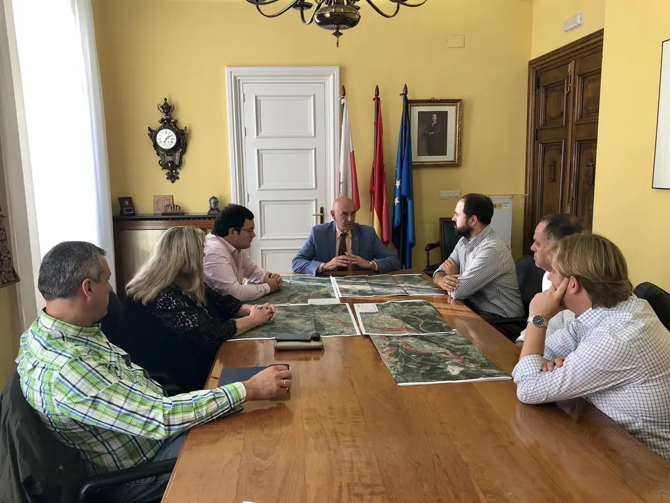 El delegado del Gobierno, Eduardo Echevarr&iacute;a, y alcaldes de la cuenca del Saja