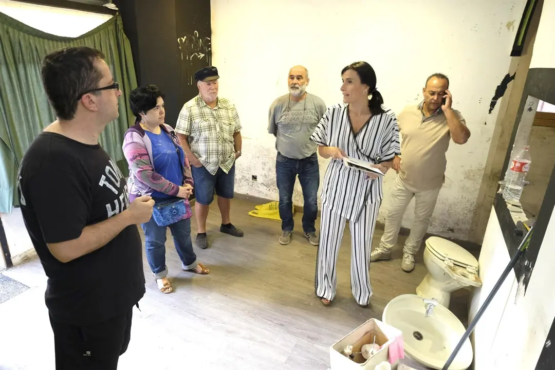 La alcaldesa, Gema Igual, visita el local  junto a los representantes de la asociaci&oacute;n de vecinos Santo Toribio-Vista Alegre