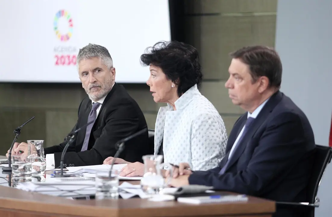 El ministro del Interior en funciones, Fernando Grande-Marlaska; la ministra Portavoz, y de Educaci&oacute;n y Formaci&oacute;n Profesional en funciones, Isabel Cela&aacute;;  y el ministro de Agricultura, Pesca y Alimentaci&oacute;n en funciones, Luis Planas, comparecen en rueda de