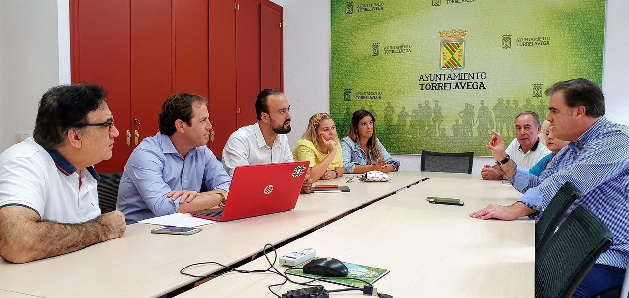 El alcalde, Javier López Estrada, junto al concejal de Turismo, Cristina García Viñas, ha mantenido una reunión con representantes hoteleros