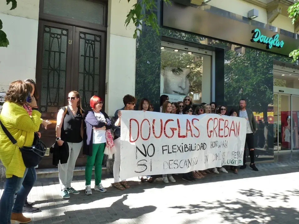 Np Y Fotograf&iacute;a Huelga Douglas En Navarra