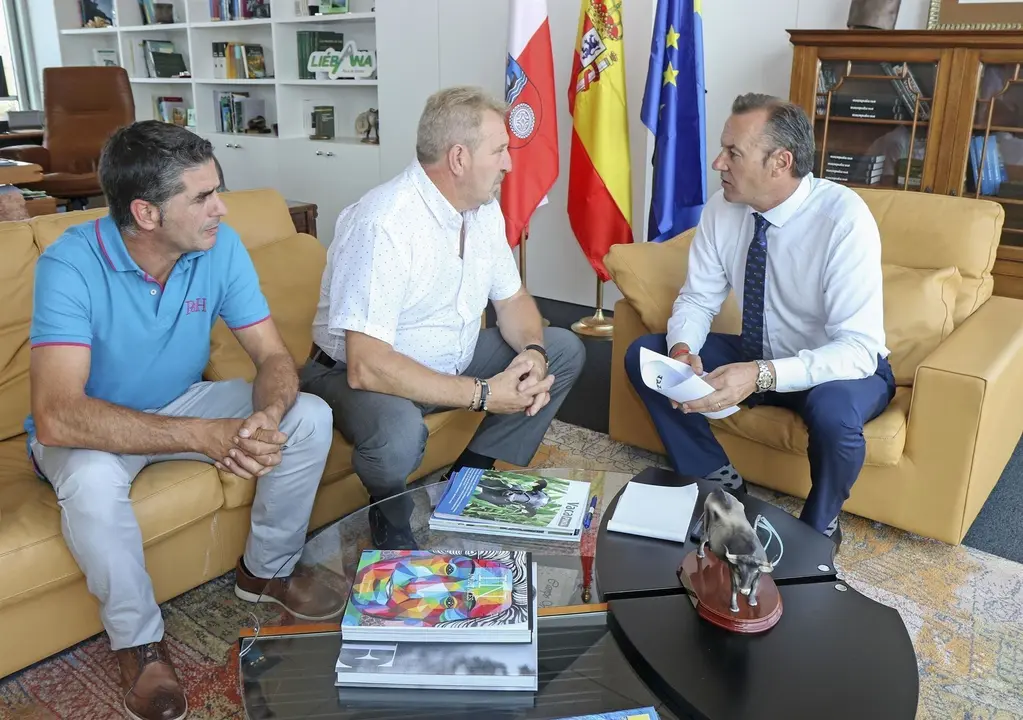 Consejero con alcalde de Anievas