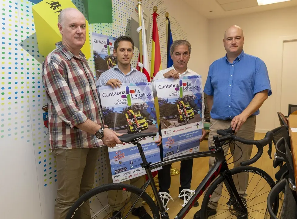 El director general de Deporte, Mario Iglesias, presenta, en rueda de prensa, la Lebaniega Jubilar Bike 2019