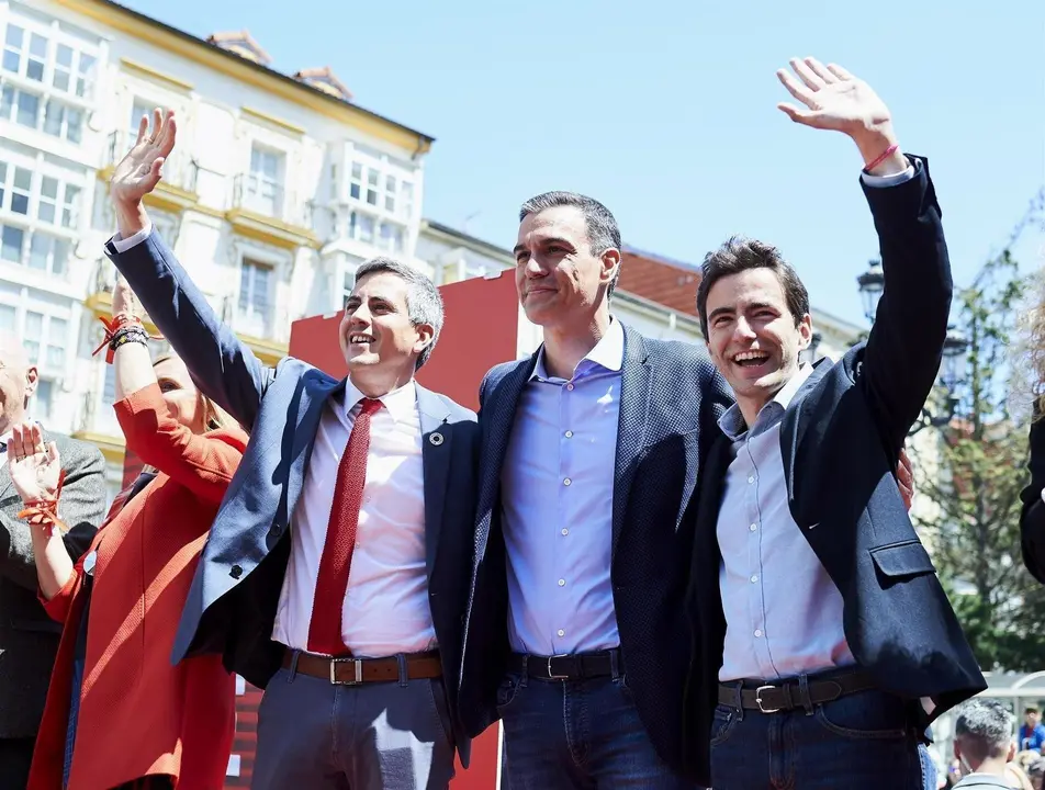 (I-D) El secretario general del PSOE-Cantabria y candidato del partido a la presidencia de la comunidad, Pablo Zuloaga,  el presidente del Gobierno en funciones y secretario general del PSOE, Pedro S&aacute;nchez y el candidato del PSOE  a la alcald&iacute;a de Santand