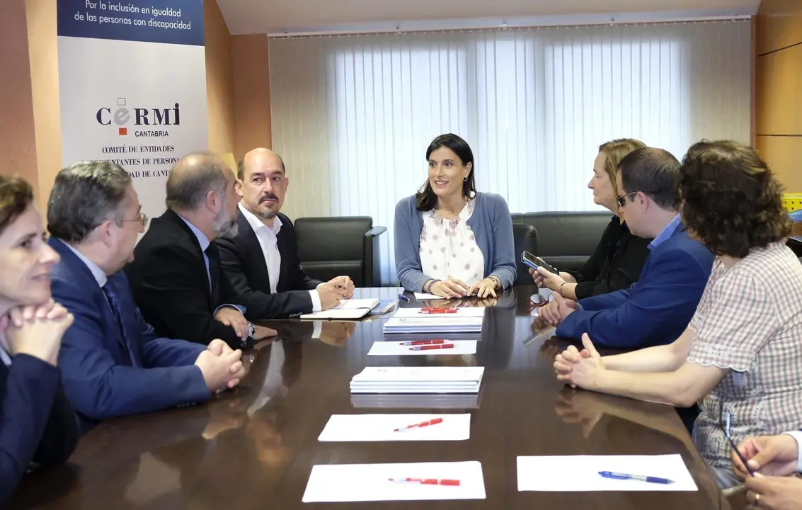 La alcaldesa de Santander, Gema Igual, se re&uacute;ne con CERMI