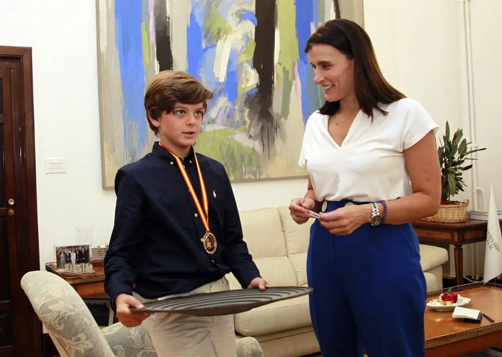 La alcaldesa de Santander, Gema Igual, ha recibido al santanderino &Aacute;ngel Amo Muro, ganador alev&iacute;n del Campeonato Nacional de Bateo de Oro