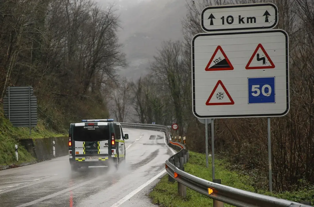 Un furg&oacute;n de la Guardia Civil transita por una carretera un d&igrave;a de lluvia