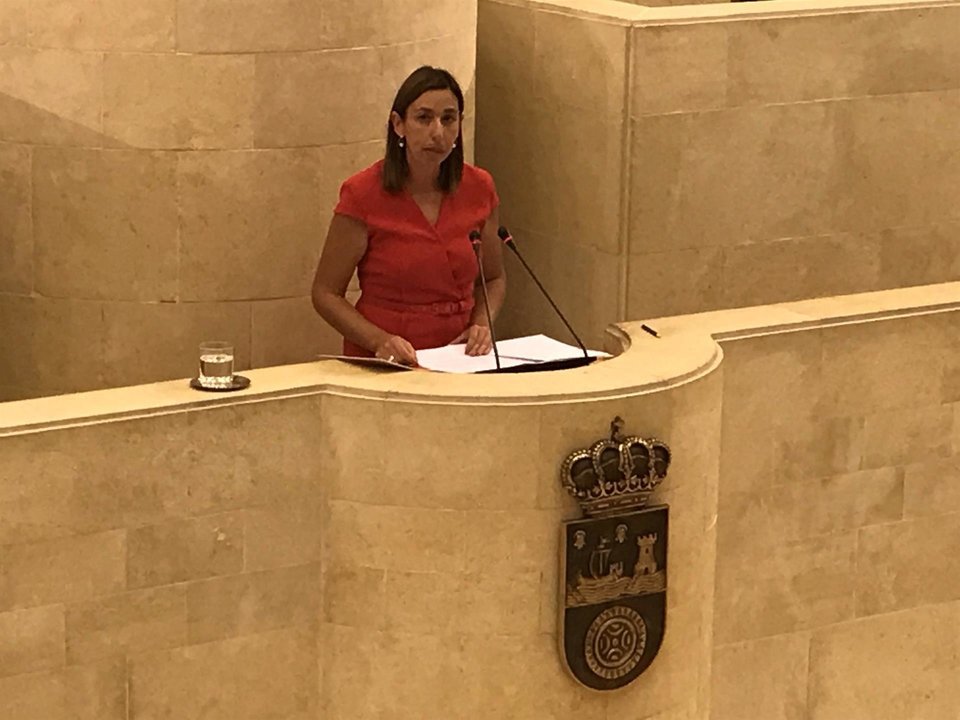 La consejera de Economía y Hacienda, María Sánchez, contesta a una interpelación en el Parlamento