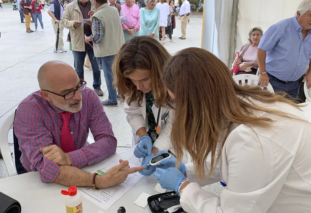 El consejero de Sanidad, Miguel Rodr&iacute;guez, en mesa infromativa de la Semana del Coraz&oacute;n
