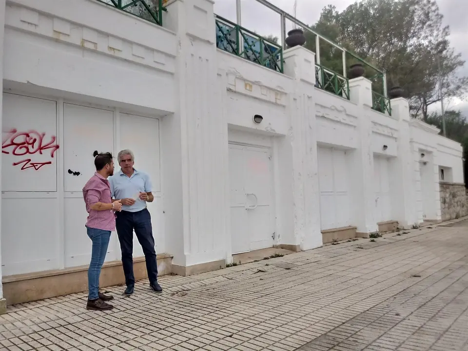 Jos&eacute; Mar&iacute;a Fuentes-Pila, portavoz del PRC de Santander, y Vicente Nieto, concejal del PRC, en el edificio Rema en El Sardinero