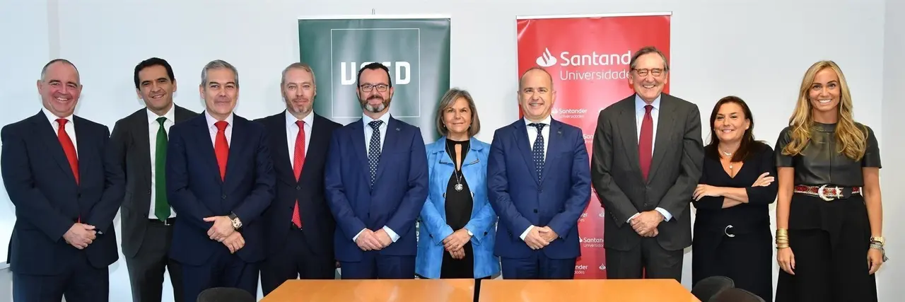 El rector de la UNED, Ricardo Mairal Us&oacute;n, y el presidente de Santander Universidades, Mat&iacute;as Rodr&iacute;guez Inciarte, en la entrega de los II Premios de Investigaci&oacute;n, Transferencia y Divulgaci&oacute;n UNED-Santander.