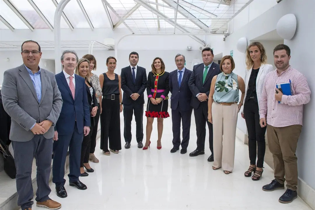 La consejera de Presidencia, Interior, Justicia y Acci&oacute;n Exterior, Paula Fern&aacute;ndez, junto a su equipo antes de exponer en el Parlamento regional los proyectos para esta legislatura