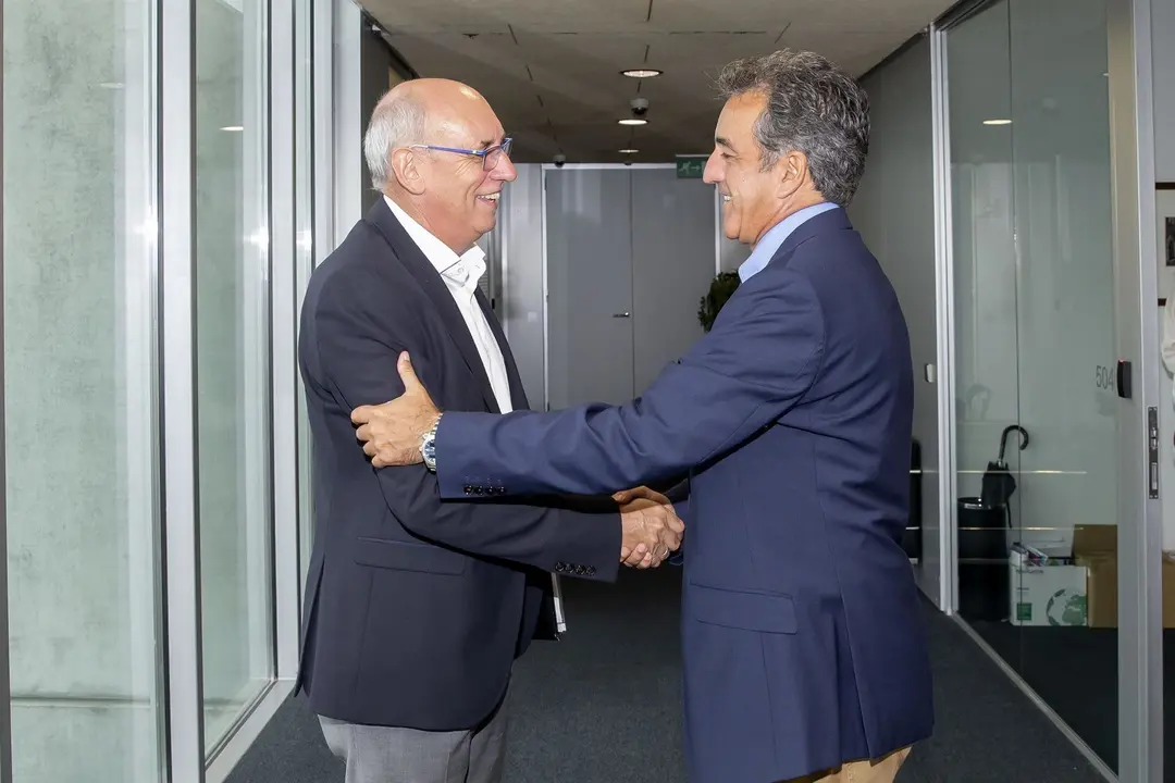 El consejero de Innovaci&oacute;n, Industria, Transporte y Comercio, Francisco Mart&iacute;n, recibe al alcalde de Miengo