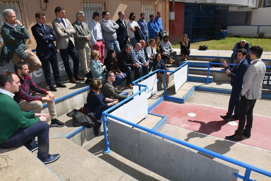 El secretario general del PSOE de Santander y portavoz socialista en el Ayuntamiento, Pedro Casares, con representantes de los clubes deportivos