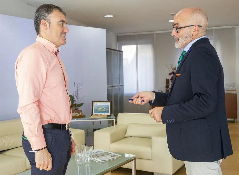 El consejero de Sanidad, Miguel Rodr&iacute;guez, recibe al alcalde de Ruesga, Jes&uacute;s Ram&oacute;n Ochoa.