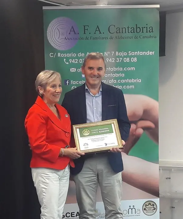 Entrega a Bezana de la acreditaci&oacute;n como 'Municipio Solidario con el Alzheimer'.