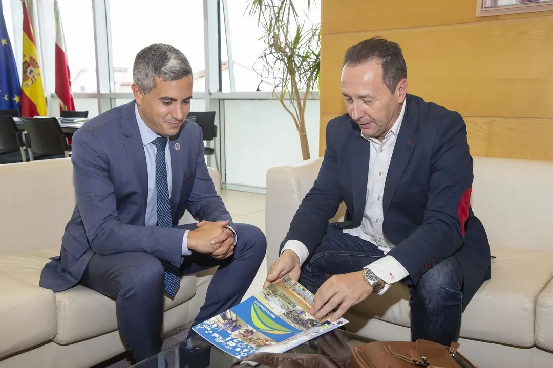 El vicepresidente regional, Pablo Zuloaga, se re&uacute;ne con el director del IES Montesclaros, Norberto Garc&iacute;a