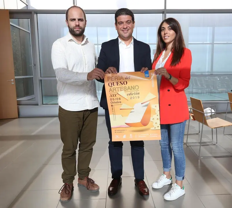 Presentaci&oacute;n de la Feria Mercado del Queso Artesano de Teba (M&aacute;laga)  con asistencia del alcalde, Crist&oacute;bal Corral (i) y el diputado de Medio Ambiente, Crist&oacute;bal Ortega (c)