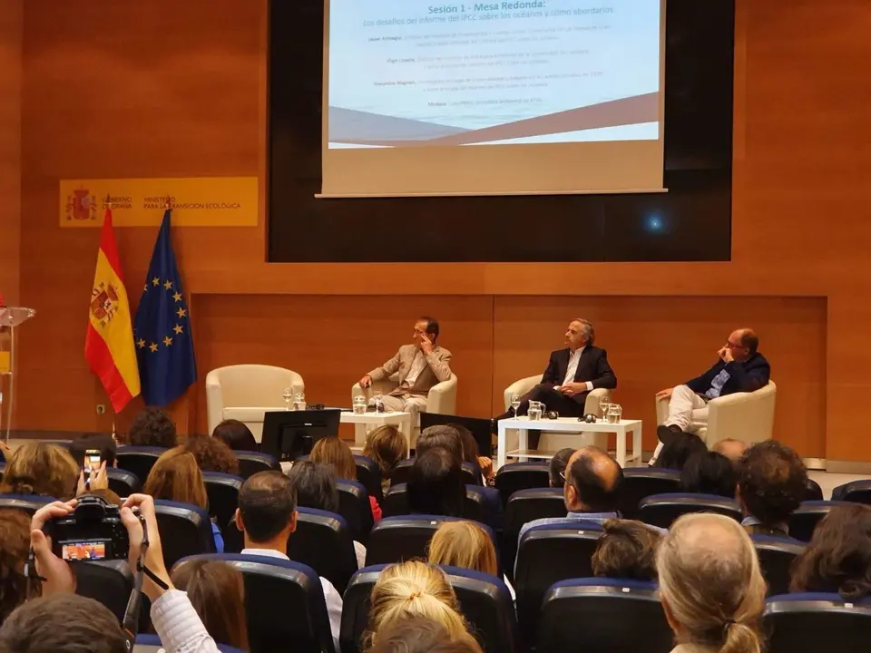 Los cient&iacute;ficos espa&ntilde;oles, &Iacute;nigo Losada, y Javier Ar&iacute;stegui, explican en Madrid el informe del IPCC sobre oce&aacute;nos y criosfera.