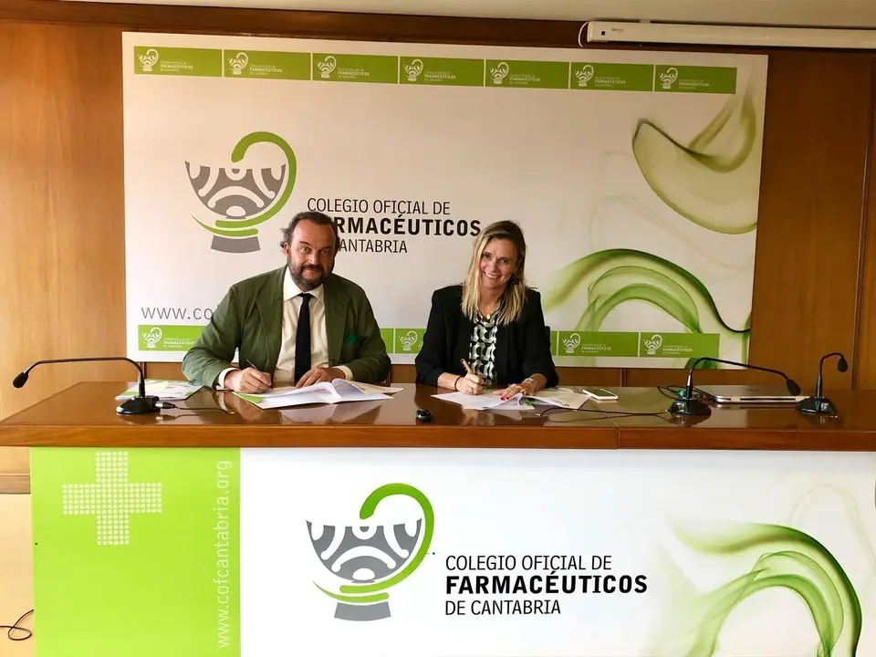 Renovaci&oacute;n del convenio de colaboraci&oacute;n por la presidenta de COF Cantabria, Rita de la Plaza, y el director de la Fundaci&oacute;n Alcohol y Sociedad, Bosco Torremocha