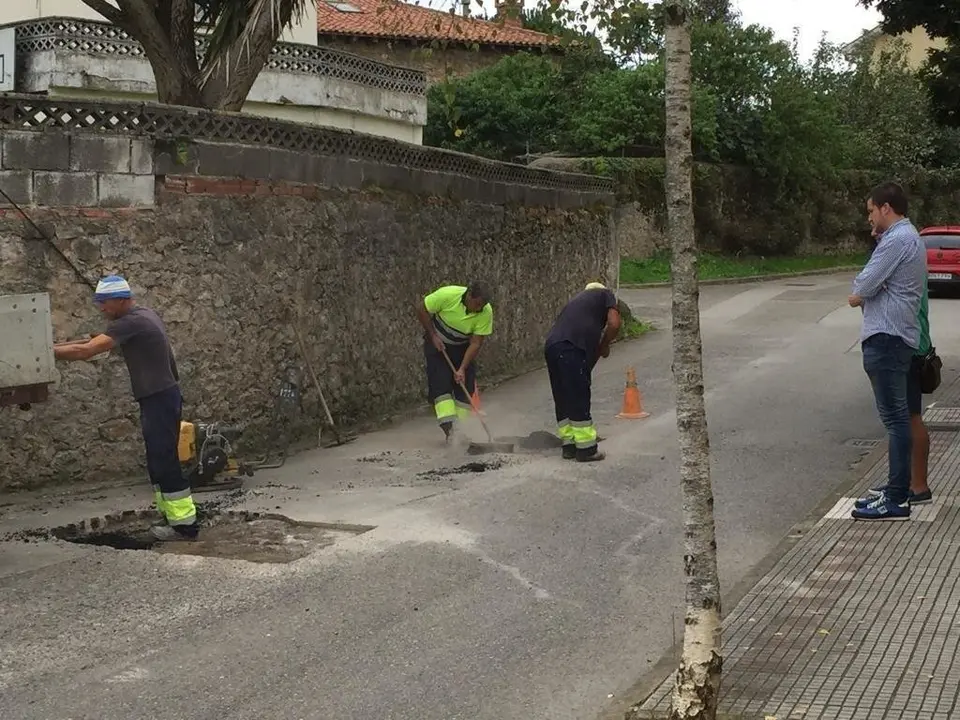 El concejal de Barrios de Astillero y ped&aacute;neo de Guarnizo, Alejandro Hoz, visita las obras de mejora en el asfaltado de Guarnizo