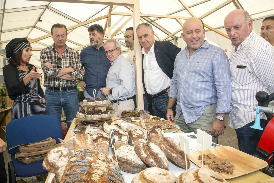El consejero de Desarrollo Rural, Ganader&iacute;a, Pesca, Alimentaci&oacute;n y Medio Ambiente, Guillermo Blanco, y otras autoridades en la Feria Bioterruca