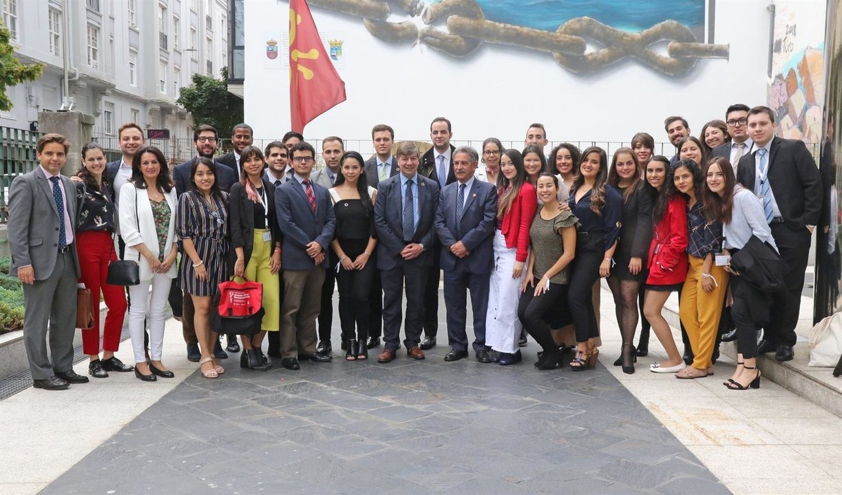 El presidente de Cantabria, Miguel Ángel Revilla, recibe a 30 futuros líderes iberoamericanos becados por la Fundación Carolina