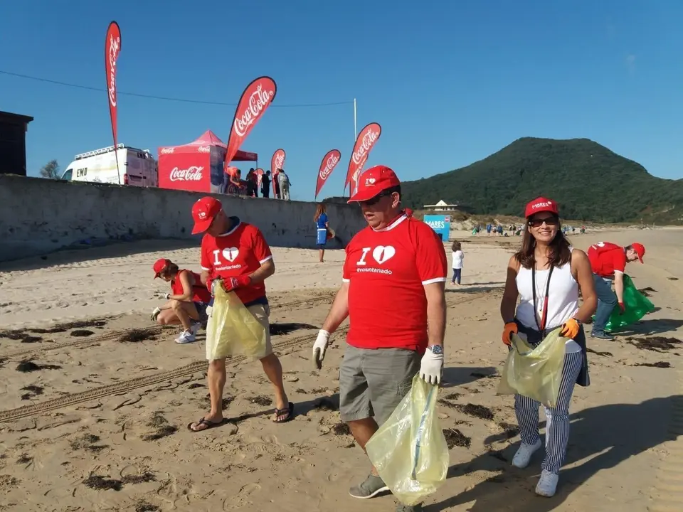 Limpieza en la playa de Berria de Santo&ntilde;a