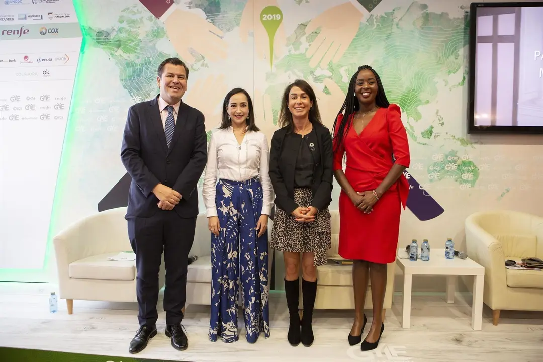 El presidente del GYLF, Jacobo Pombo, con las participantes en un panel sobre Mujer y Liderazgo celebrado este s&aacute;bado