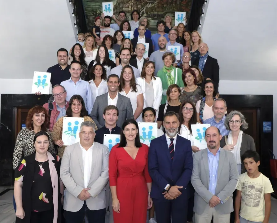 Entrega a 13 centros educativos de Santander el distintivo del programa 'Tutor&iacute;a entre Iguales'