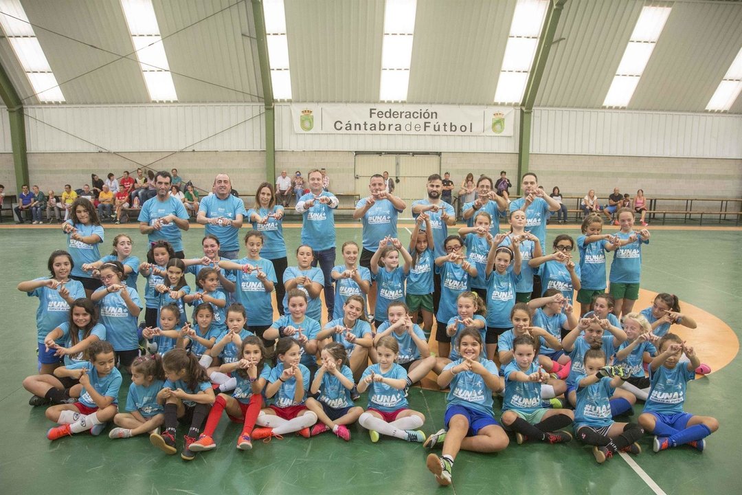 La Federación Cántabra de Fútbol celebra en Camargo una jornada de convivencia y de captación de niñas para jugar al fútbol sala