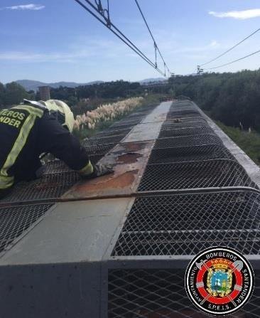 Bomberos de Santander extinguen un incendio en el techo de  un tren de cercanías de la línea Santander-Reinosa