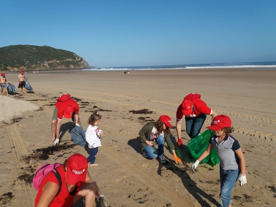 Voluntarios recogiendo residuos en la playa de Berria