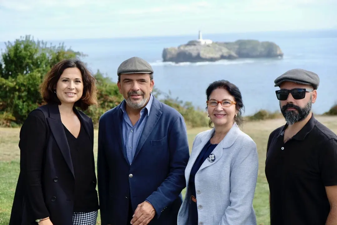 La concejala de Turismo, Miriam D&iacute;az; el chef Jes&uacute;s S&aacute;nchez; y la directora general de Turismo, Eva Bartolom&eacute;, en la presentaci&oacute;n de Santander foodie