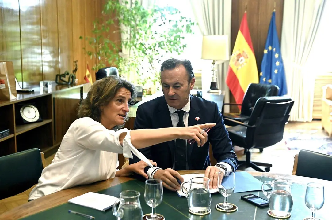 La ministra para la Transici&oacute;n Ecol&oacute;gica, Teresa Ribera, y el consejero de Desarrollo Rural, Ganader&iacute;a, Pesca, Alimentaci&oacute;n y Medio Ambiente del Gobierno  de Cantabria, Guillermo Blanco