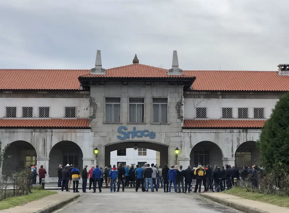 Trabajadores de Sniace se concentran en la f&aacute;brica