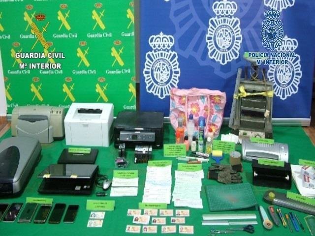 Diversos objetos incautados por la Guardia Civil y la Policía Nacional en la operación Brain-Ceci.