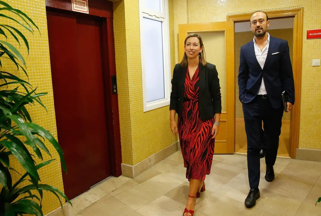 La consejera de Econom&iacute;a y Hacienda del Gobierno de Cantabria, Mar&iacute;a S&aacute;nchez, y el alcalde de Torrelavega, Javier L&oacute;pez Estrada