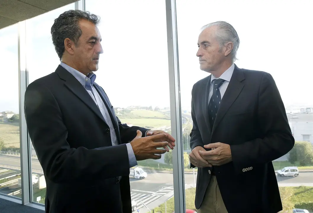 El consejero de Industria, Francisco Mart&iacute;n, y el alcalde de Arnuero, Jos&eacute; Manuel Igual